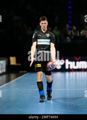 Max Riech Halle, Berlin, Deutschland. März 2024. Hans Lindberg (Fuchse Berlin) sieht bei einem Handball-Spiel der EHF European League, Fuchse Berlin gegen CSM Constanta, in Max Selling Halle, Berlin, zu. Ulrik Pedersen/CSM/Alamy Live News Stockfoto