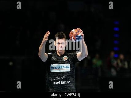 Max Riech Halle, Berlin, Deutschland. März 2024. Hans Lindberg (Fuchse Berlin) sieht bei einem Handball-Spiel der EHF European League, Fuchse Berlin gegen CSM Constanta, in Max Selling Halle, Berlin, zu. Ulrik Pedersen/CSM/Alamy Live News Stockfoto