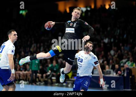 Max Riech Halle, Berlin, Deutschland. März 2024. Lasse Bredekjaer Andersson (Fuchse Berlin) kontrolliert den Ball während eines Handball EHF European League Spiels, Fuchse Berlin gegen CSM Constanta, in Max Selling Halle, Berlin. Ulrik Pedersen/CSM/Alamy Live News Stockfoto