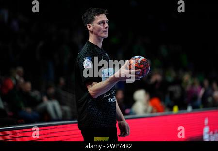 Max Riech Halle, Berlin, Deutschland. März 2024. Hans Lindberg (Fuchse Berlin) sieht bei einem Handball-Spiel der EHF European League, Fuchse Berlin gegen CSM Constanta, in Max Selling Halle, Berlin, zu. Ulrik Pedersen/CSM/Alamy Live News Stockfoto