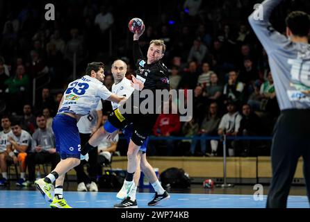 Max Riech Halle, Berlin, Deutschland. März 2024. Lasse Bredekjaer Andersson (Fuchse Berlin) kontrolliert den Ball während eines Handball EHF European League Spiels, Fuchse Berlin gegen CSM Constanta, in Max Selling Halle, Berlin. Ulrik Pedersen/CSM/Alamy Live News Stockfoto