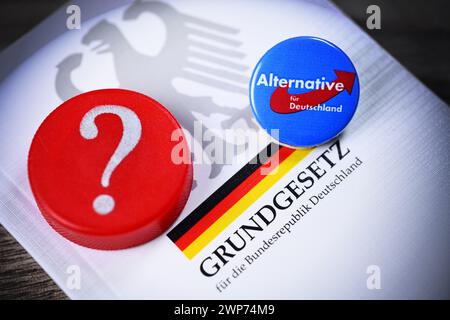 Parteianstecker der AfD und Fragezeichen auf dem deutschen Grundgesetz, Symbolfoto für die AfD-Verbotsdebatte Stockfoto