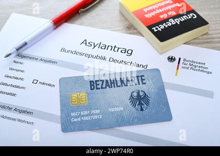 FOTOMONTAGE, Bezahlkarte für Geflüchtete und Asylsuchende auf einem Asylantrag, Symbolfoto Stockfoto