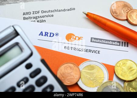Brief des ARD ZDF Deutschlandradio Beitragsservice mit Taschenrechner und Geldmünzen, Symbolfoto Erhöhung des Rundfunkbeitrags Stockfoto