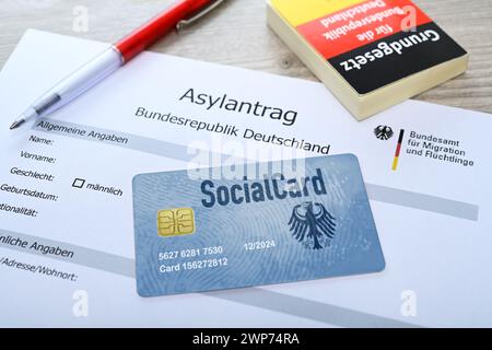 FOTOMONTAGE, Sozialkarte für Geflüchtete und Leistungsempfänger auf einem Asylantrag, Symbolfoto Stockfoto