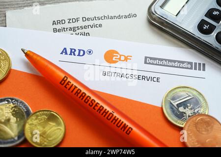 FOTOMONTAGE, Brief des ARD ZDF Deutschlandradio Beitragsservice und Kugelschreiber mit Aufschrift Beitragserhöhung, Symbolfoto Erhöhung des Rundfunkbe Stockfoto