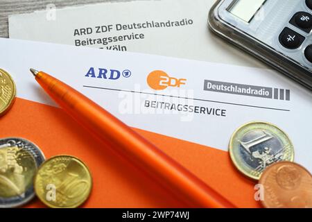 Brief des ARD ZDF Deutschlandradio Beitragsservice mit Taschenrechner und Geldmünzen, Symbolfoto Erhöhung des Rundfunkbeitrags Stockfoto