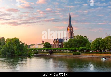 Lutherische Pfarrkirche Dreikonigskirche, drei Könige oder drei Weisen Kirche, am Mainufer in Frankfurt am Main Stockfoto