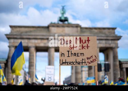 Anlässlich des zweiten Jahrestages des beginns des Krieges von Russland gegen die Ukraine versammelten sich mehrere tausend Menschen bei einer Solidaritätsdemontration am Brandenburger Tor in Berlin-Mitte. / Anlässlich des zweiten Jahrestages des Beginns des russischen Krieges gegen die Ukraine versammelten sich mehrere tausend Menschen am Brandenburger Tor im Bezirk Berlin Mitte zu einer Solidaritätsdemonstration. Schnappschuss-Fotografie/K.M.Krause *** anlässlich des zweiten Jahrestages des Beginns des russischen Krieges gegen die Ukraine versammelten sich mehrere tausend Menschen am Brandenburger Tor in Berli Stockfoto