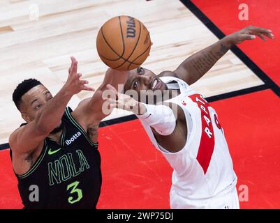 Toronto, Kanada. März 2024. CJ McCollum (L) von New Orleans Pelicans kämpft am 5. März 2023-2024 in Toronto, Kanada, um einen Rebound mit RJ Barrett von Toronto Raptors, während des regulären NBA-Saisonspiels zwischen Toronto Raptors und New Orleans Pelicans 2024. Quelle: Zou Zheng/Xinhua/Alamy Live News Stockfoto