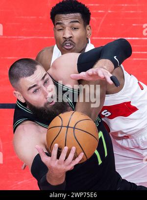 Toronto, Kanada. März 2024. Jonas Valanciunas (Front) von New Orleans Pelicans kämpft um einen Rückstoß mit Ochai Agbaji von Toronto Raptors während des NBA-Spiels 2023-2024 zwischen Toronto Raptors und New Orleans Pelicans in Toronto, Kanada, am 5. März 2024. Quelle: Zou Zheng/Xinhua/Alamy Live News Stockfoto