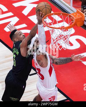 Toronto, Kanada. März 2024. Gary Trent Jr. (R) of Toronto Raptors absolvierte am 5. März 2024 einen Layup während des NBA-Spiels 2023-2024 zwischen Toronto Raptors und New Orleans Pelicans in Toronto, Kanada. Quelle: Zou Zheng/Xinhua/Alamy Live News Stockfoto