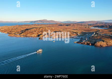 Die CalMac-Fähre nähert sich Fionnphort auf der Insel Mull und bringt Passagiere von der Insel Iona Stockfoto