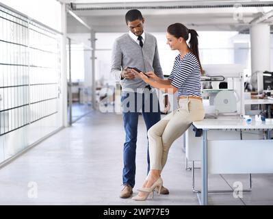 Kollegen, Tablet und Zusammenarbeit im Büro für Softwareentwicklung, Webdesign oder seo-Analyse. Diskussion, verschiedene Männer und Frauen mit Stockfoto