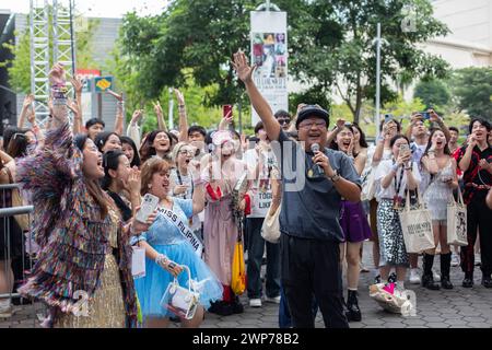 März 2024. Asiatische Mädchen und Gastgeber winken glücklich mit den Händen in der Luft für Taylor Swift The Eras Tour Konzert in Singapur. Stockfoto