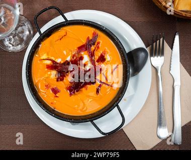 Cordoba salmorejo mit Schinken und Ei Stockfoto