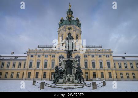 Winter, Schlosshof, Reiterdenkmal Friedrich Wilhelm der große Kurfürst, Charlottenburger Schloss, Charlottenburg, Berlin, Deutschland Stockfoto