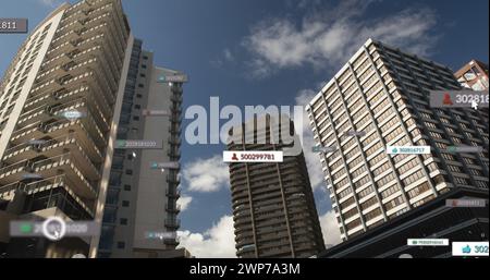 Bild von Mediensymbolen über dem Stadtbild Stockfoto