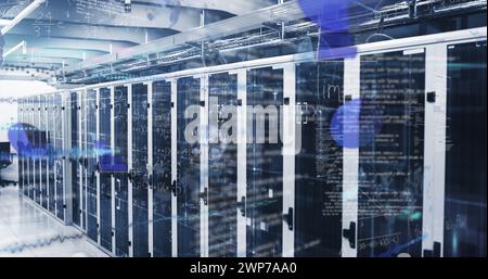 Abbildung von Statistiken, mathematischen Gleichungen und Datenverarbeitung über Computerserver Stockfoto