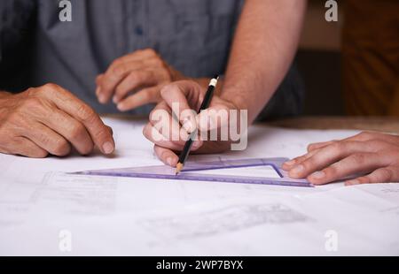 Hand-, Bleistift- und Architektenteam zeichnet Baupläne, Bau- und Bauingenieurwesen mit Schreibwaren. Konstruktionstools, Zusammenarbeit und Nahaufnahme von Stockfoto