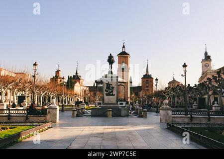 Alcala de Henares, Spanien. 31. Januar 2024 Denkmal für Cervantes auf dem Hauptplatz der Stadt. Spanisches historisches Wahrzeichen. Berühmte Statue, Architektur. Stockfoto