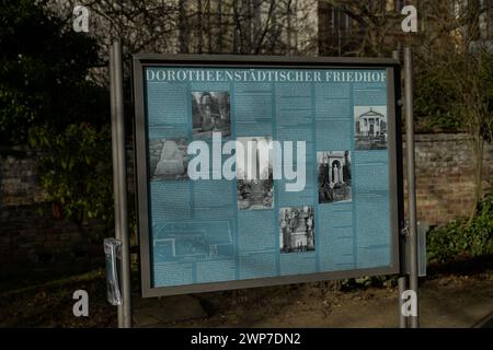 Infotafel, Dorotheenstädtischer Friedhof, Chausseestraße, Mitte, Berlin, Deutschland Stockfoto