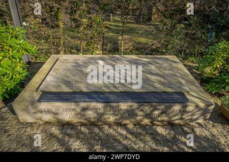 Gedenkstein und Grab der Widerstandskämpfer gegen den Nationalsozialismus, Dorotheenstädtischer Friedhof, Chausseestraße, Mitte, Berlin, Deutschland Stockfoto