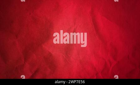 Zerknittertes dickes rotes Papier. Helle, schöne, intensive Blutfarbe. Textur. Dunkle Vignettierung an den Seitenrändern. Gesättigte Farbe. Ausbuchtungseffekt. Stockfoto