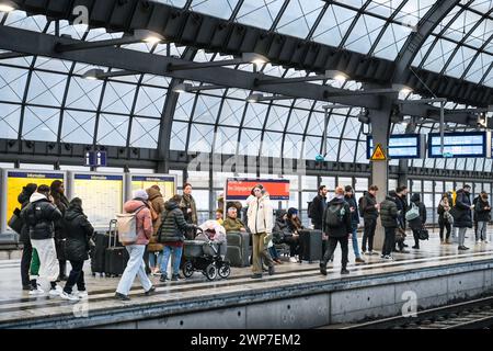 Wartende Passagiere, Bahnhof Spandau, Berlin, Deutschland Stockfoto