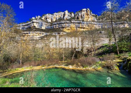 Karstlandschaft, Point of geological Interest, Hoces del Alto Ebro y Rudrón Naturpark, Orbaneja del Castillo, mittelalterliches Dorf, Comarca del Páramo, Stockfoto