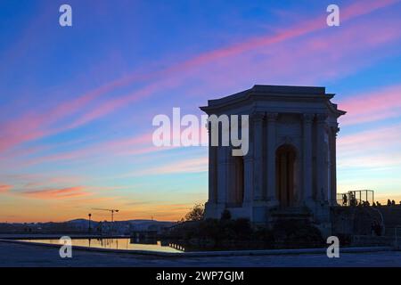 Sonnenuntergang über dem Chateau d' Eau Monument im Jardins du Peyrou. Occitanie, Frankreich Stockfoto