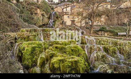 Wasserfall Orbaneja del Castillo, Point of geological Interest, Orbaneja del Castillo, mittelalterliches Dorf, Comarca del Páramo, Sedano-Tal, Burgos, Stockfoto