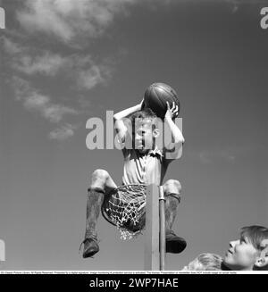 Rugby 1940. Ein junger Rugbyspieler hält den Rugbyball in den Händen. Der Rugbyball hat eine ovale Form, vier Panels und ein Gewicht von etwa 400 Gramm. 1942. Kristoffersson Ref. A55-5 Stockfoto