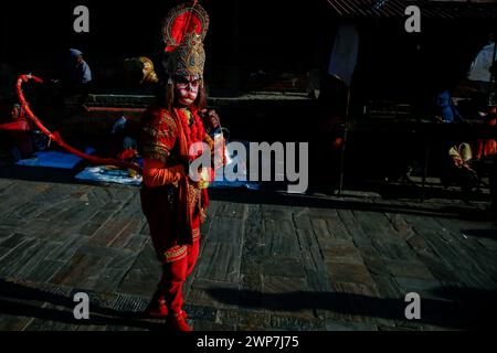 Kathmandu, Nepal. März 2024. Ein als Lord Hanuman gekleideter Sadhu spaziert rund um den Tempel für das bevorstehende Maha Shivaratri Festival im Pashupatinath Tempel. Tausende von Sadhus aus Indien und Nepal feiern das Maha Shivaratri-fest, indem sie Marihuana rauchen, ihre Körper mit Asche verschmieren und Gebete für den Hindugottheit Lord Shiva darbringen. Quelle: SOPA Images Limited/Alamy Live News Stockfoto