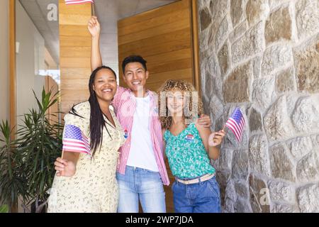 Verschiedene Freunde feiern mit amerikanischen Flaggen und viel Platz zum Kopieren Stockfoto
