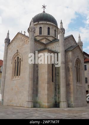Herceg Novi, Montenegro, 9. August 2022 Crkva Sv. Arhangela Mihaila ist eine orthodoxe Kirche in Herceg Novi am Belavista-Platz. Das Äußere ist ein Stockfoto