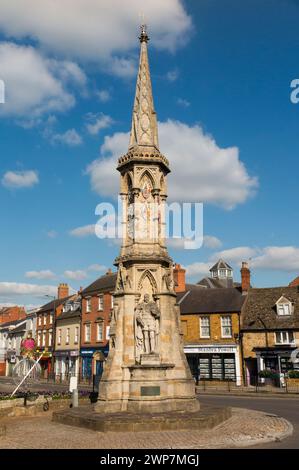 Banbury Cross, Banbury, Großbritannien, an einem sonnigen Tag mit blauem Himmel. Viktorianisches Denkmal, das 1859 für eine königliche Hochzeit/Hochzeit errichtet wurde. (134) Stockfoto