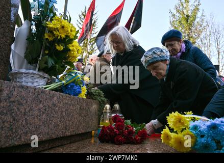 LVIV, UKRAINE - 5. MÄRZ 2024 - Mariia Trylovska (R), Tochter von Roman Schuschewitsch, dem Militärführer der ukrainischen Aufständischen Armee (UPA), und ihre Schwägerin Lesia Shukhevych legte Blumen während einer Gedenkfeier für Roman Shukhevych zum 74. Todestag im Shukhevych Museum in Lwiw, Westukraine. Das römische Shukhevych-Gedächtnismuseum geriet am Morgen des 1. Januar 2024 in der Siedlung Bilohorschcha am Stadtrand von Lviv in Brand, als Folge von herunterfallenden Schahed-Drohnenschutt. Stockfoto