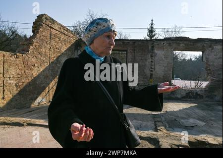 LVIW, UKRAINE - 5. MÄRZ 2024 - Marija Trylovska, Tochter von Roman Schuschewitsch, dem Militärführer der ukrainischen Aufständischen Armee (UPA), besucht zum 74. Todestag ihres Vaters Lviw, Westukraine, das Ruinmuseum Schuschewitsch. Das römische Shukhevych-Gedächtnismuseum geriet am Morgen des 1. Januar 2024 in der Siedlung Bilohorschcha am Stadtrand von Lviv in Brand, als Folge von herunterfallenden Schahed-Drohnenschutt. Stockfoto