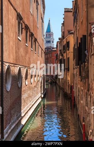 VENEDIG, ITALIEN - 18. MAI 2018: Dies ist einer der schmalen Kanäle in der Gegend um San Marco. Stockfoto