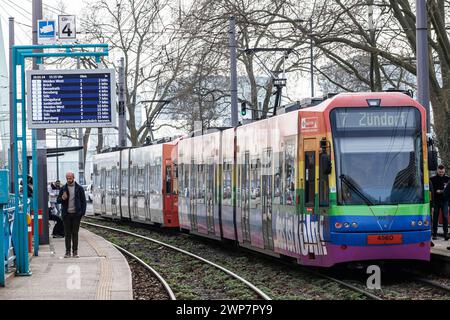 Straßenbahnlinie 7 der Kölner Verkehrsgesellschaft KVB am Bahnhof Deutzer Freiheit, Köln. Strassenbahn der Linie 7 der Kölner Verkehrs-Betr Stockfoto