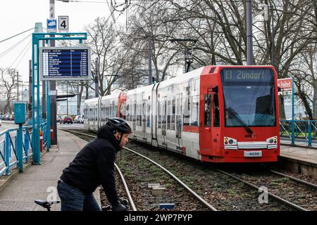 Straßenbahnlinie E1 der Kölner Verkehrsgesellschaft KVB am Bahnhof Deutzer Freiheit, Köln, Deutschland. Strassenbahn der Linie E1 Kölner Verkehrs-Betriebe Stockfoto