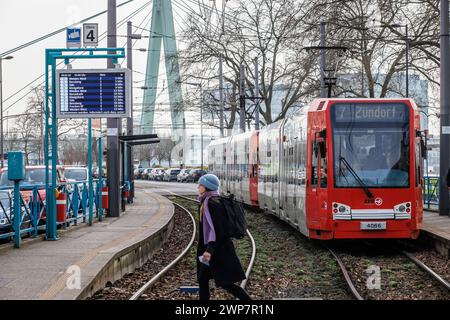 Straßenbahnlinie 7 der Kölner Verkehrsgesellschaft KVB am Bahnhof Deutzer Freiheit, Köln. Strassenbahn der Linie 7 der Kölner Verkehrs-Betr Stockfoto