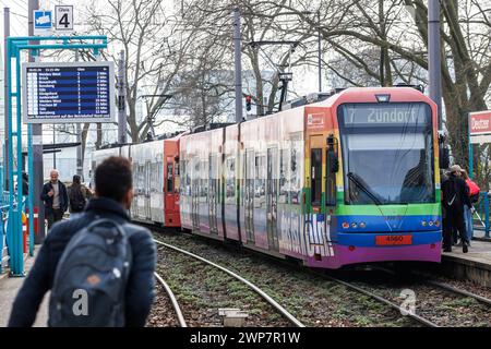 Straßenbahnlinie 7 der Kölner Verkehrsgesellschaft KVB am Bahnhof Deutzer Freiheit, Köln. Strassenbahn der Linie 7 der Kölner Verkehrs-Betr Stockfoto