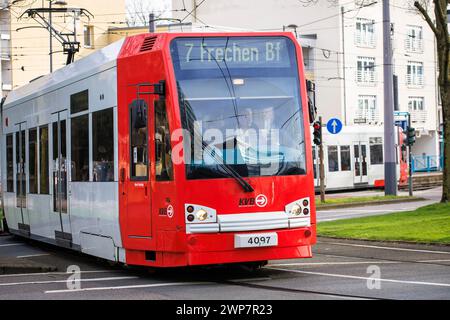 Straßenbahnlinie 7 der Kölner Verkehrsgesellschaft KVB am Kennedy-Platz im Stadtteil Deutz in Richtung Deutz-Brücke, Köln. Stra Stockfoto