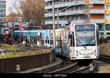 Straßenbahnlinie 9 der Kölner Verkehrsgesellschaft KVB am Bahnhof Deutzer Freiheit, Köln. Strassenbahn der Linie 9 der Kölner Verkehrs-Betr Stockfoto