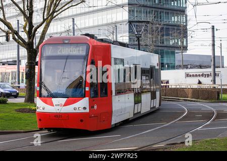 Straßenbahnlinie 7 der Kölner Verkehrsgesellschaft KVB am Kennedy-Platz im Stadtteil Deutz von der Deutzbrücke, Köln, Deutschland. Strassenbahn Stockfoto