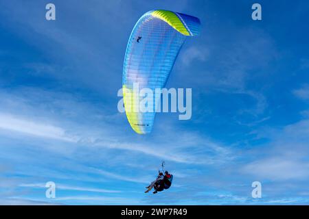 Tandem-Gleitschirmfliegen in den Himmel, San Diego, Kalifornien Stockfoto