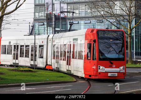 Die Straßenbahnlinie E1 der Kölner Verkehrsgesellschaft KVB am Kennedy-Platz im Stadtteil Deutz kommend von der Deutz-Brücke, Köln. Strassenbahn d Stockfoto