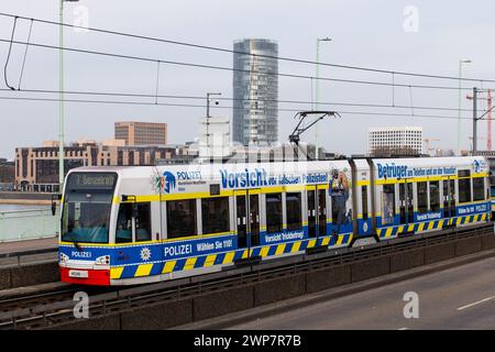 Straßenbahnlinie 7 der Kölner Verkehrsgesellschaft KVB auf der Deutz-Brücke in Richtung Heumarkt, CologneTriangle Tower, Köln, Deutschland. Strassenbahn der Stockfoto